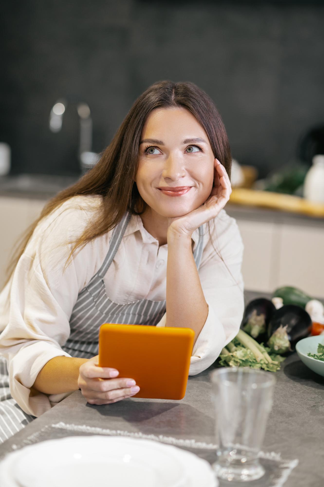Chef che sorride in cucina durante una consulenza