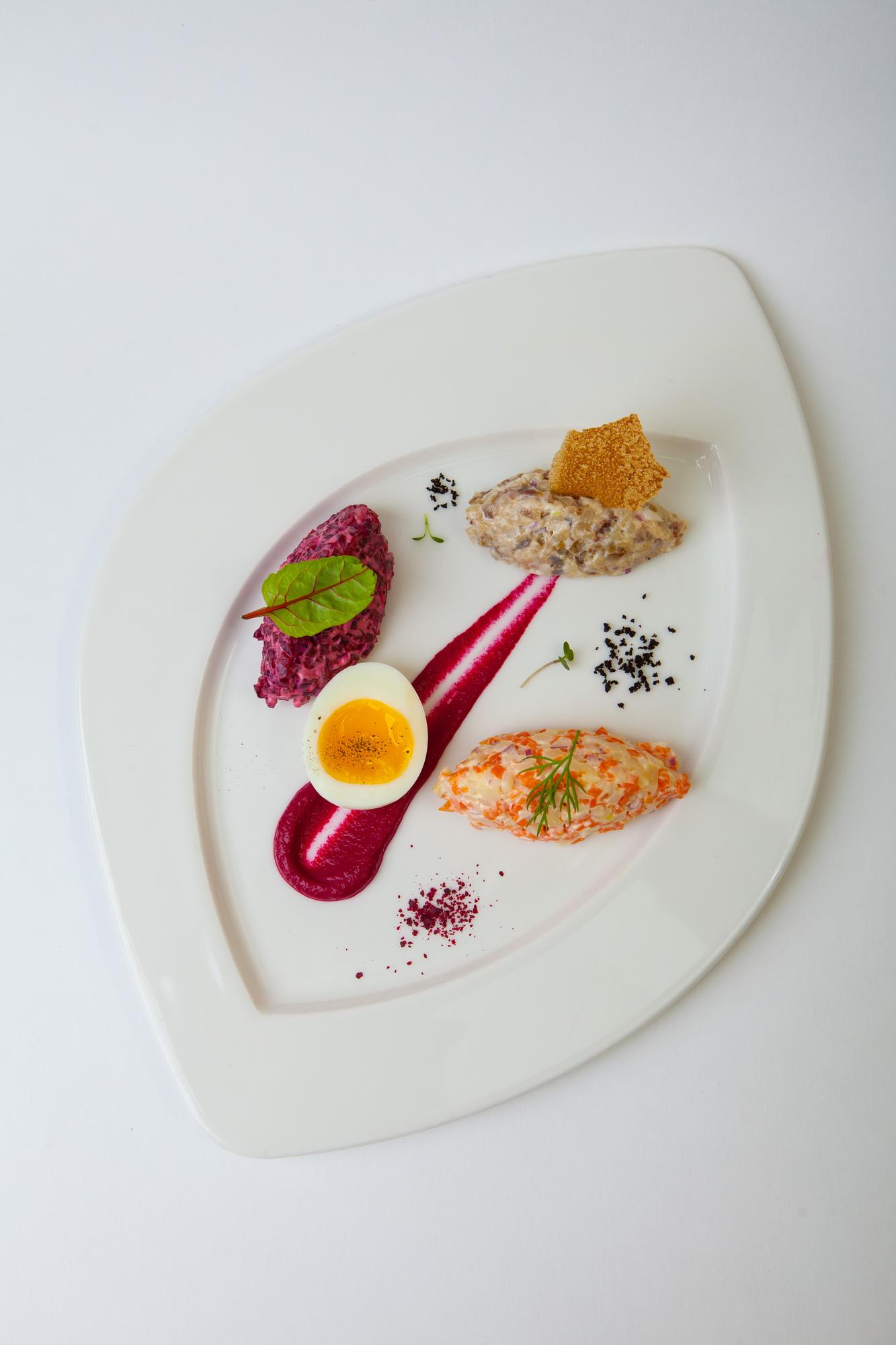 Piatto impiattato con cura e dettaglio gastronomico